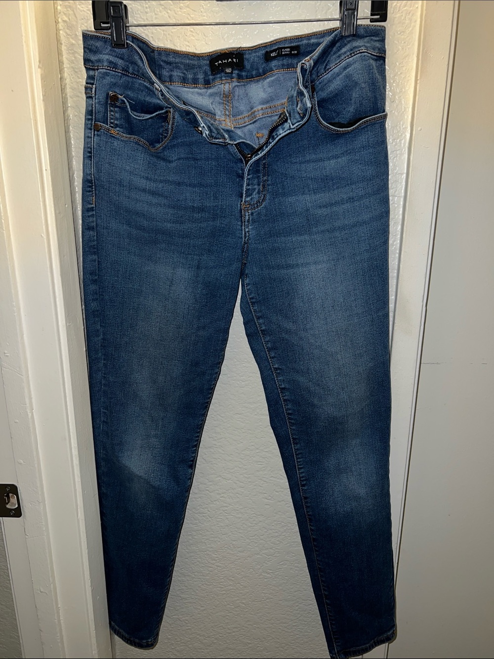 Tahari Women's Medium Blue Skinny Jeans